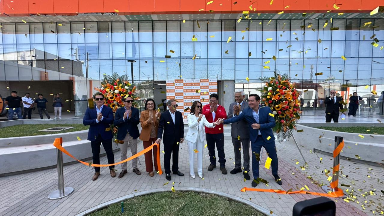 Inauguración de la Universidad Autónoma del Perú, campus Lima Norte - Corte de cinta con autoridades