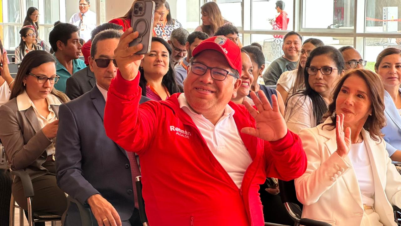 Alcalde Rennán Espinoza en la inauguración de la Universidad Autónoma del Perú