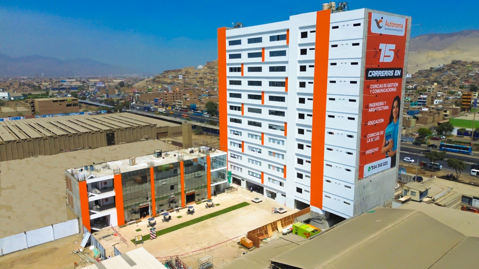 Asistentes y autoridades en el campus Lima Norte